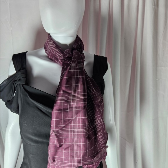 Hugo Boss Purple Scarf with Subtle Pattern - Picture 1 of 3